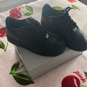 Boys 6.5 Black Nike air-force 1